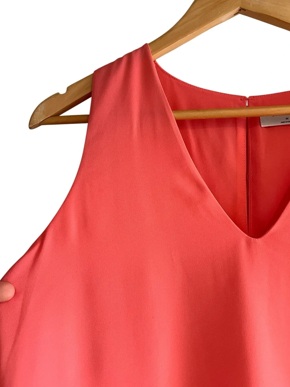 Babaton sleeveless Maddox blouse in
Coral with cut outs size M excellent conditi - Picture 5 of 12